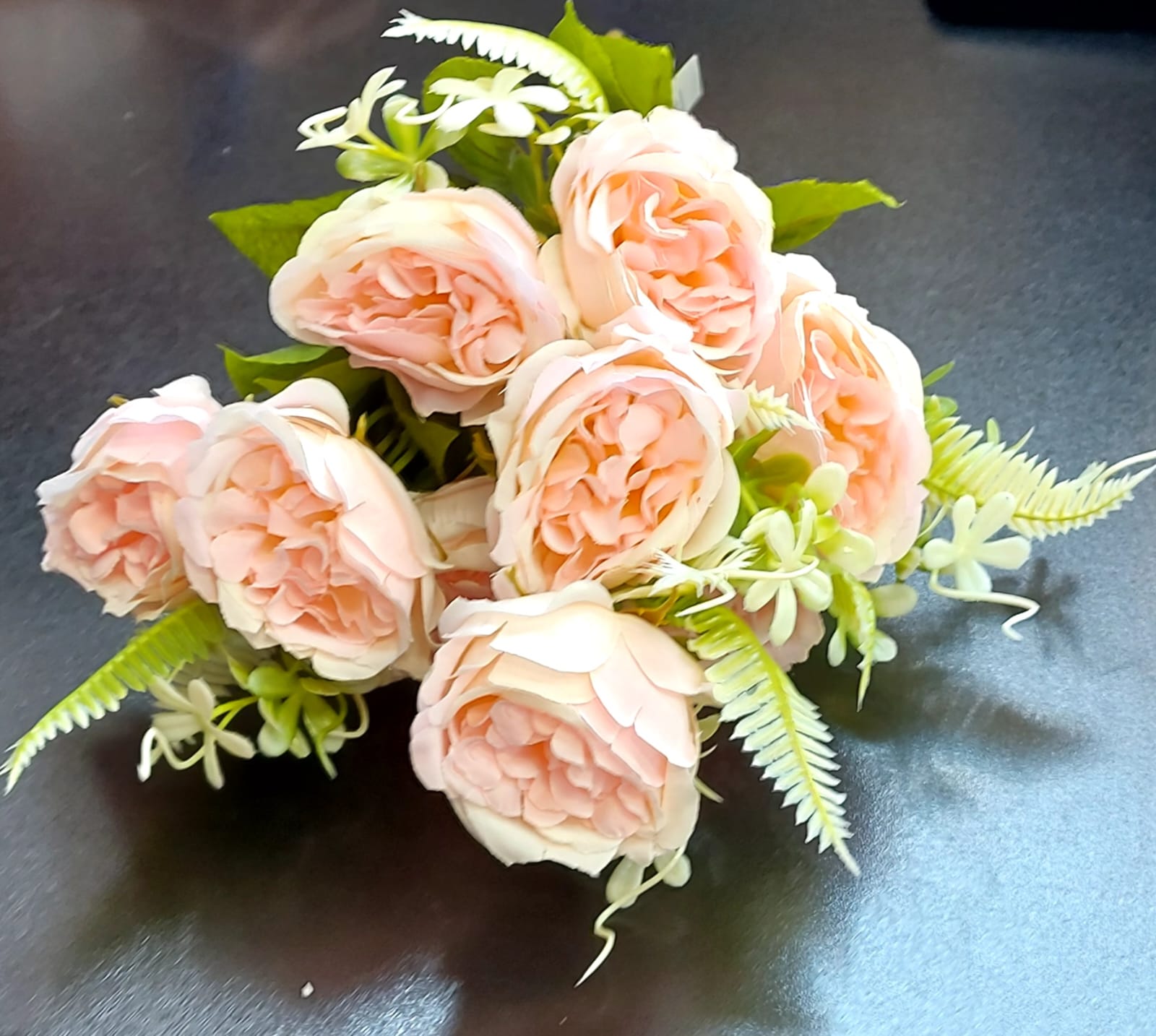 Buchet bujori artificiali roz-piersica – 40cm, 9 bujori mici, accente albe și frunze decorative